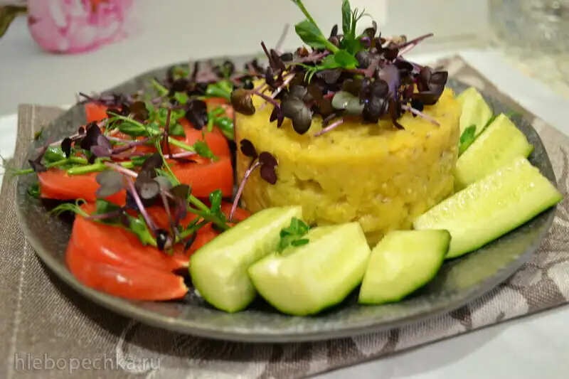 Чечевица на пару, с овощами и проростками редиса и горошка