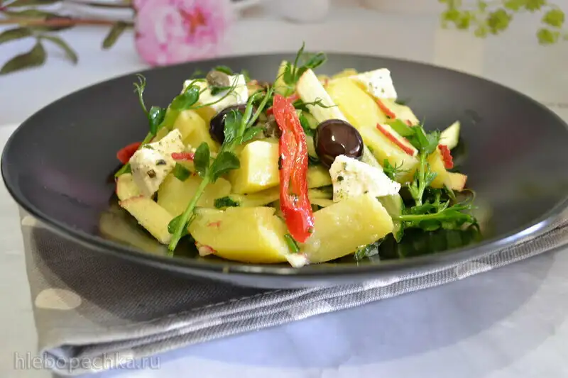 Салат картофельный с овощами и проростками зеленого горошка