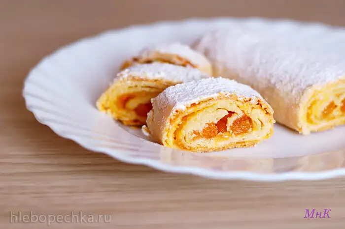 Рулет с курагой и джемом