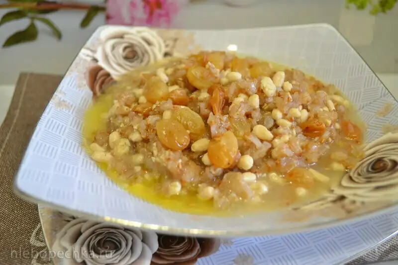 Каша из ржаных хлопьев с кедровым шротом и изюмом