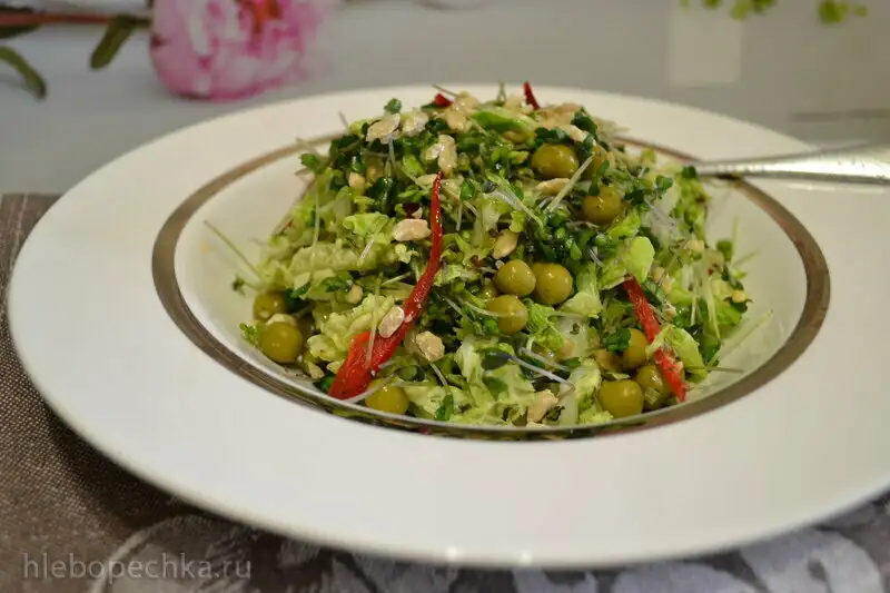 Салат с пекинской капустой, микрозеленью брокколи, кедровым шротом