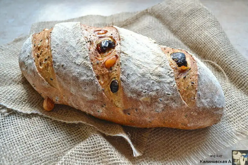 Хлеб сдобный с черным кунжутом, сыром и вялеными помидорами