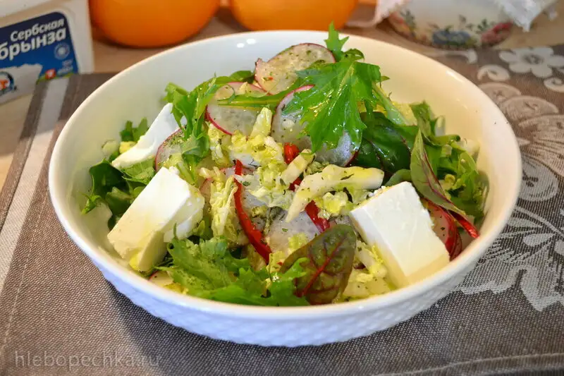 Салат из пекинской капусты, рукколы, мангольда и мизуны с сербской брынзой