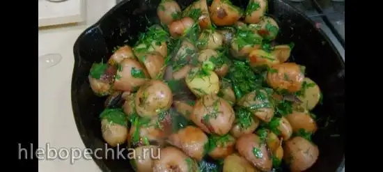 Картошка в мундирах на чугунной сковороде в оливковом масле с зеленью и чесноком (+видео)