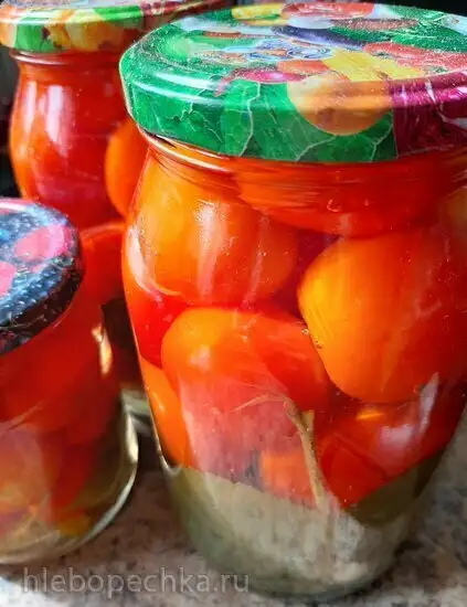 Томаты маринованные с малиновыми листьями