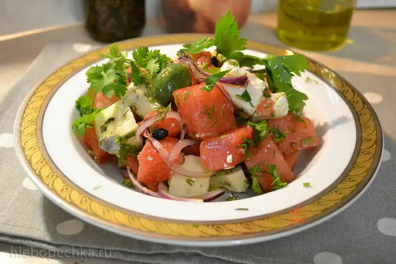 Арбузный салат с сыром и маринованным перцем горошком