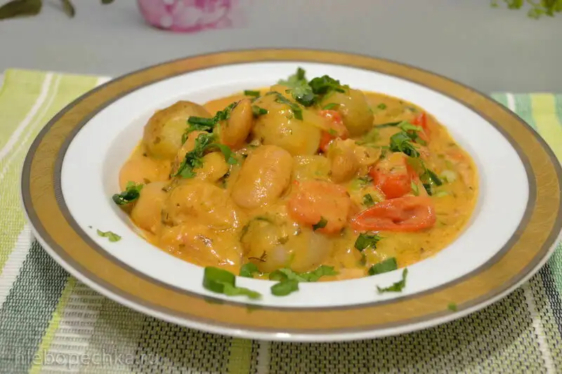 Крошка-картошка с фасолью под сливочным соусом
