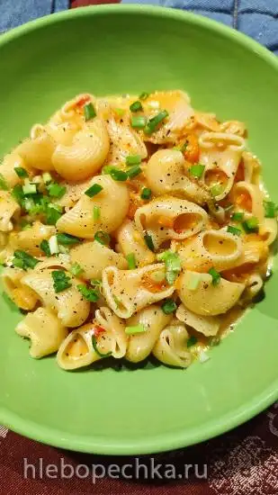 One-Pot: Кимчи, мускатная тыква, паста, и сыр Чеддер