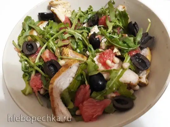 Салат с грейпфрутом, запеченной курицей и оливками