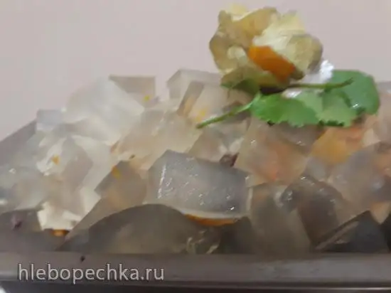 Салат из печени и моркови на курином бульоне, украшенный желе