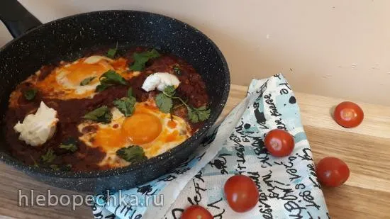 Шакшука классическая с соусом матбуха