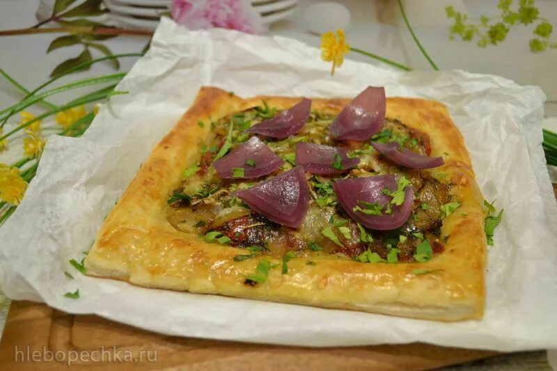 Пирог открытый с репчатым луком и вялеными томатами