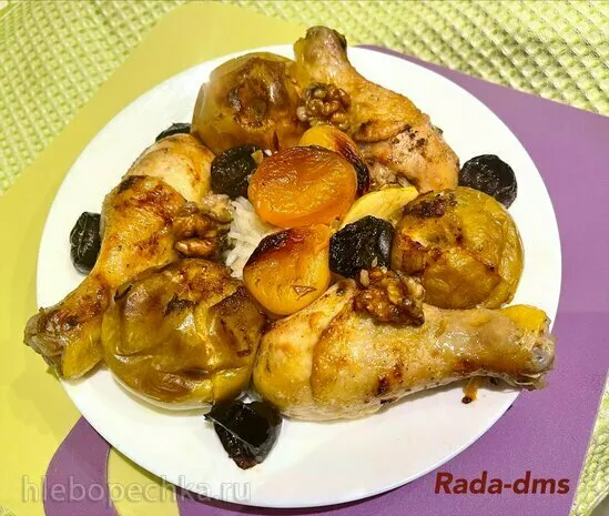 Курица с яблоками и сухофруктами, запеченная  в Ninja Foodi (программа Bake)