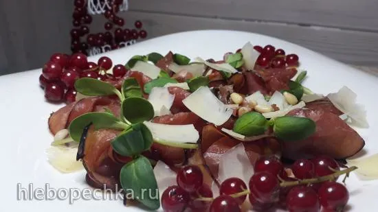 Карпаччо из вырезки, с салатом и красной смородиной