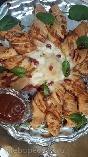 Пирог с сосисками и сыром