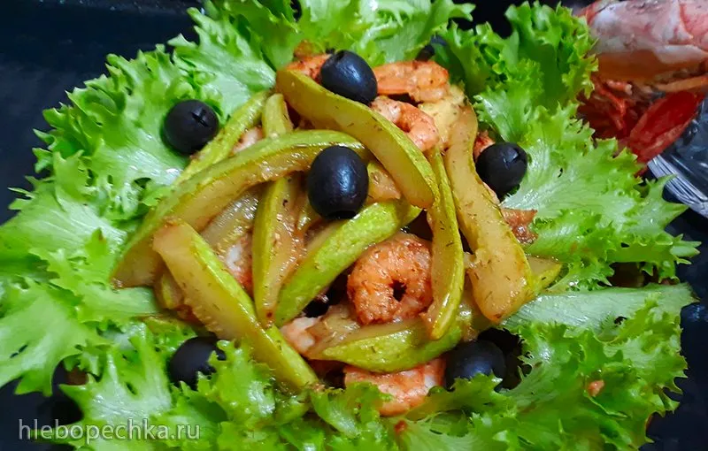 Салат с креветками и жаренными кабачками