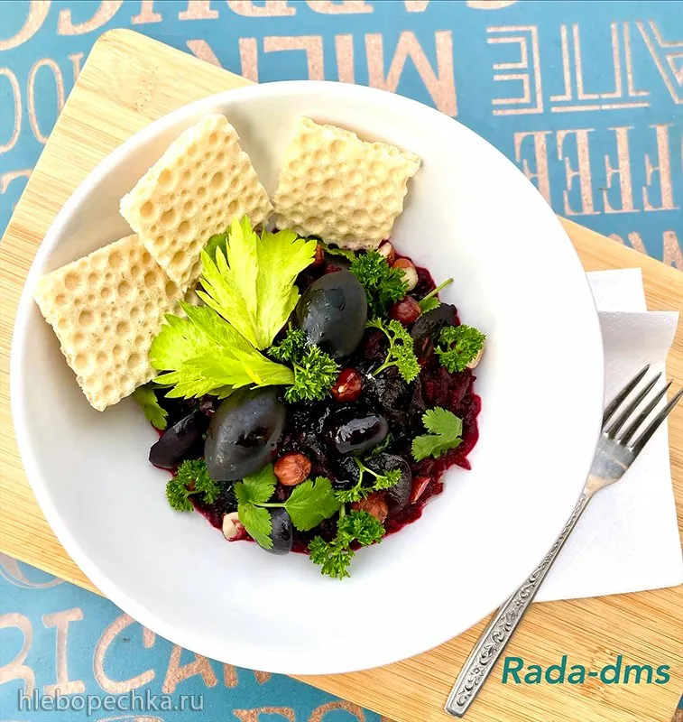 Салат из свеклы с руколой, орехами и черносливом (заправка с добавлением порошка из плодов баобаба)