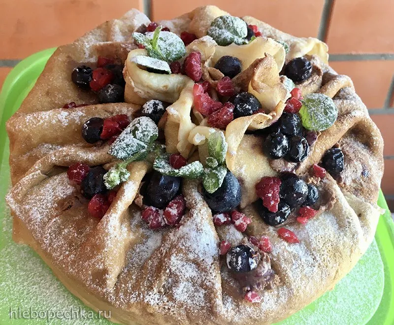 Блинный торт с шоколадным муссом и малиновым конфи