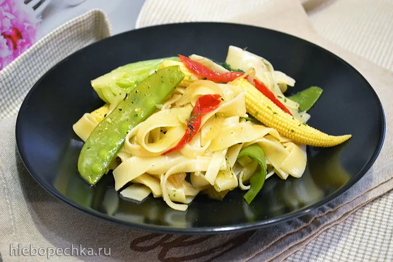 Паста с мини-кукурузой, стручковым горошком, пак чой