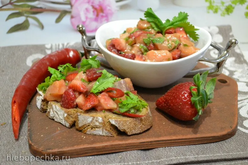 Тартар (поке) из лосося с клубникой