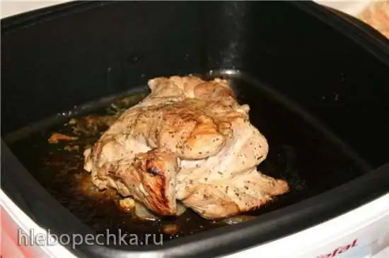 Буженина, шпигованная чесноком и луком