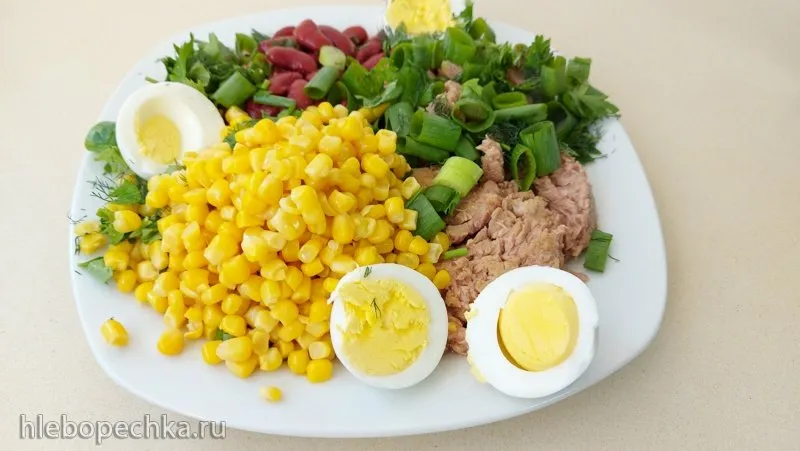 Салат с тунцом, кукурузой, фасолью, зеленью (+видео)
