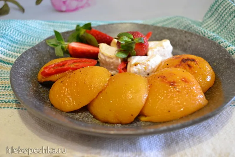 Персики на гриле с мягким сыром и клубникой