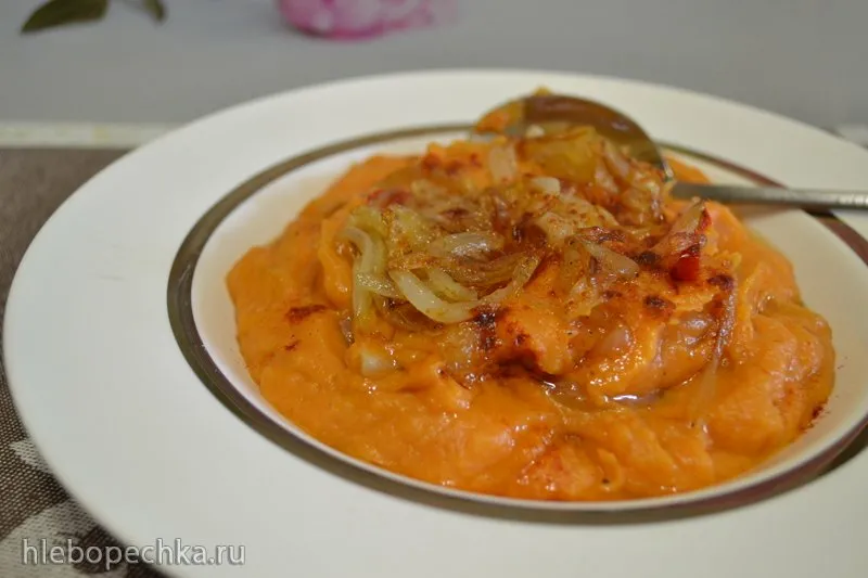 Овощное пюре (батат, репа, сельдерей) с кокосовым молоком, жареным луком