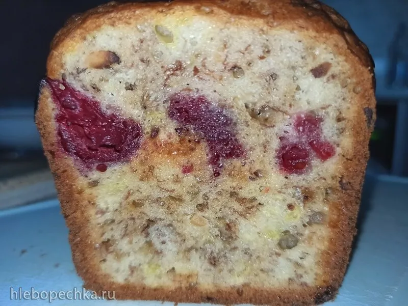 Банановый кекс с вишней и орехами