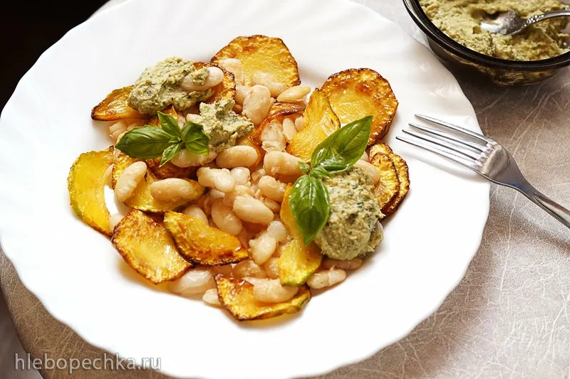 Кабачки и фасоль с соусом песто