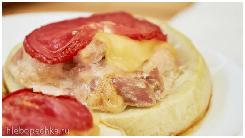 Куриные бёдра с сыром и помидорами на кабачках (+видео)