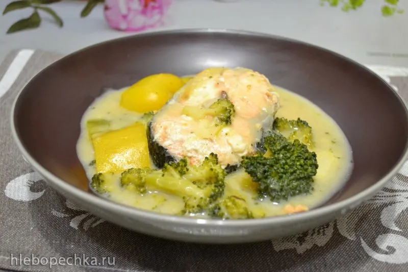 Лосось, тушеный с брокколи и сладким перцем, под сливочным соусом