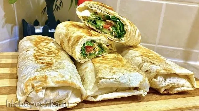 Шаурма с куриной грудкой, помидорами, моцареллой, сметаной и томатной пастой (+видео)