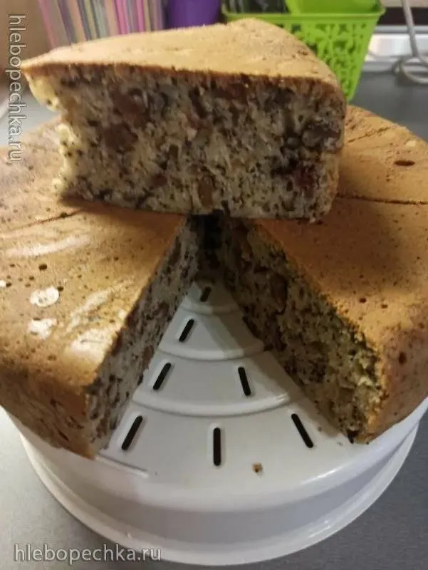Пирог на кефире с орехами, изюмом и маком