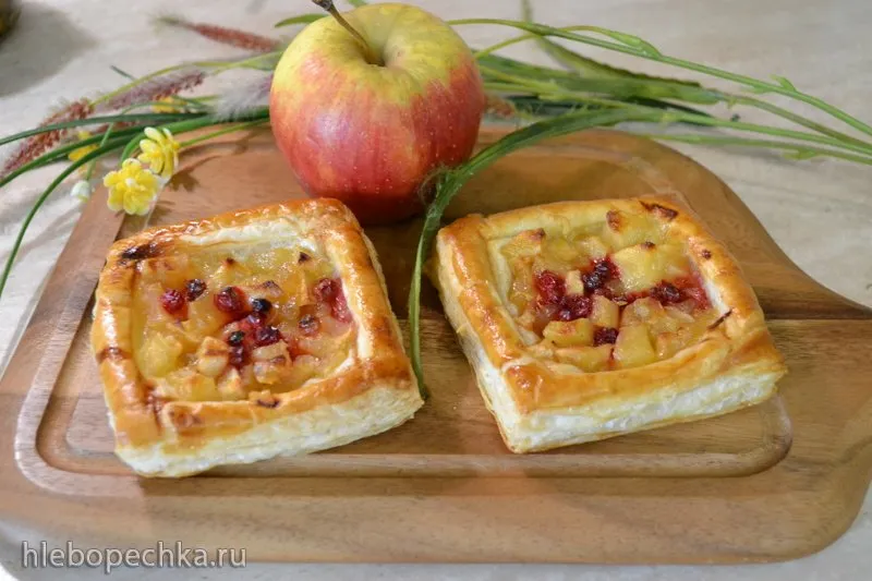 Открытые пироги с яблоками и брусникой