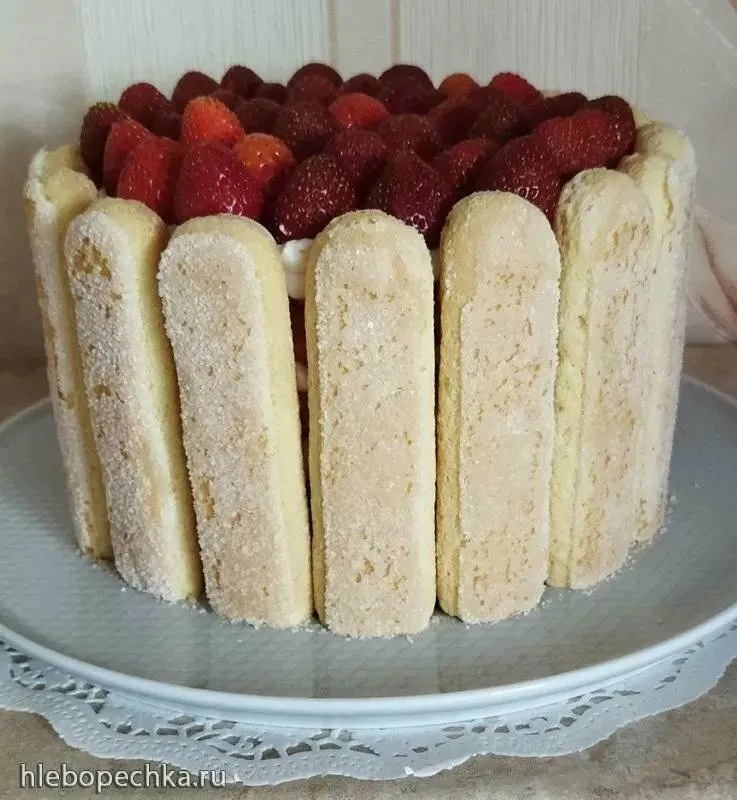 Клубничный торт с печеньем и сметаной без выпечки