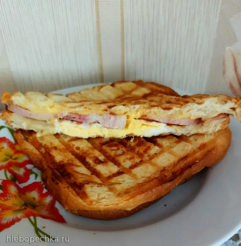 Сэндвич с яйцом, беконом и сыром в Panini Maker Kitfort