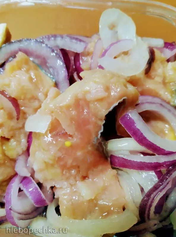 Горбуша кусочками солёная в масле с луком