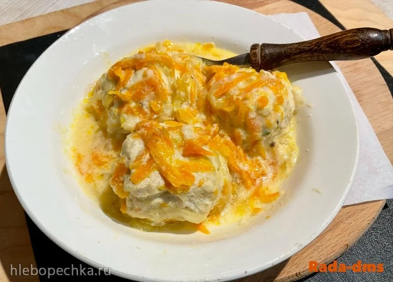 Куриные тефтельки в морковно-луковом сливочном соусе