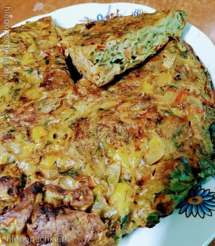 Пирог-запеканка из обычного лука, перца и яиц на сковороде