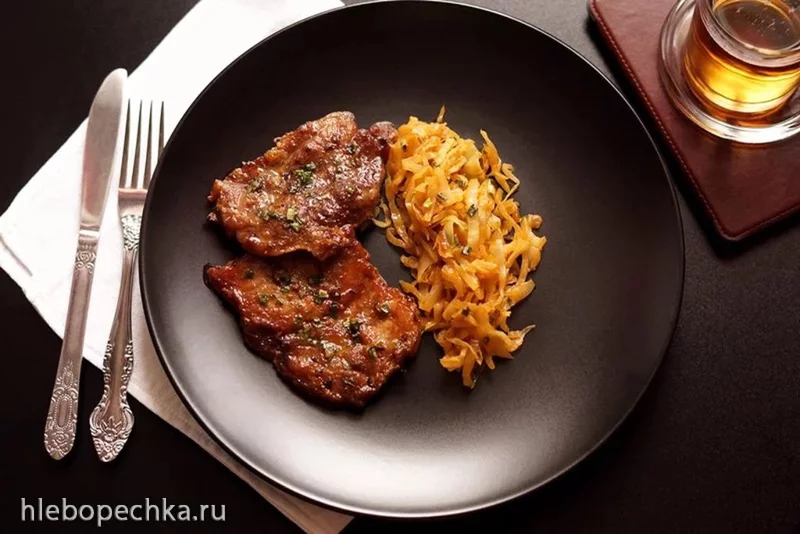 Свиные отбивные в пивном соусе с тушеной капустой