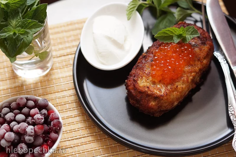 Рыбные котлеты с кабачком и брусникой