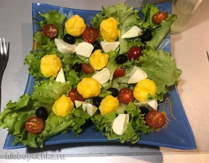 Салат с полентой и овощами