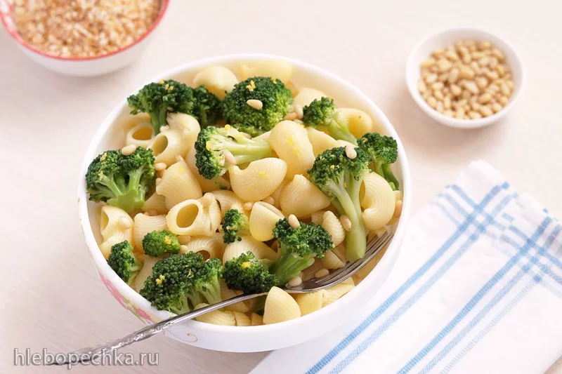 Веганская лимонная паста с брокколи и кедровыми орехами