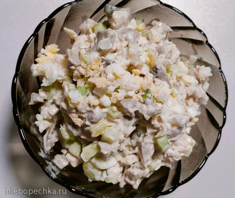 Салат с курицей, шампиньонами и огурцами