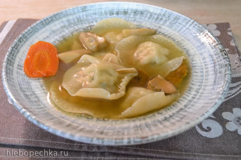 Пельмени с лососем и палтусом, отварные в грибном бульоне