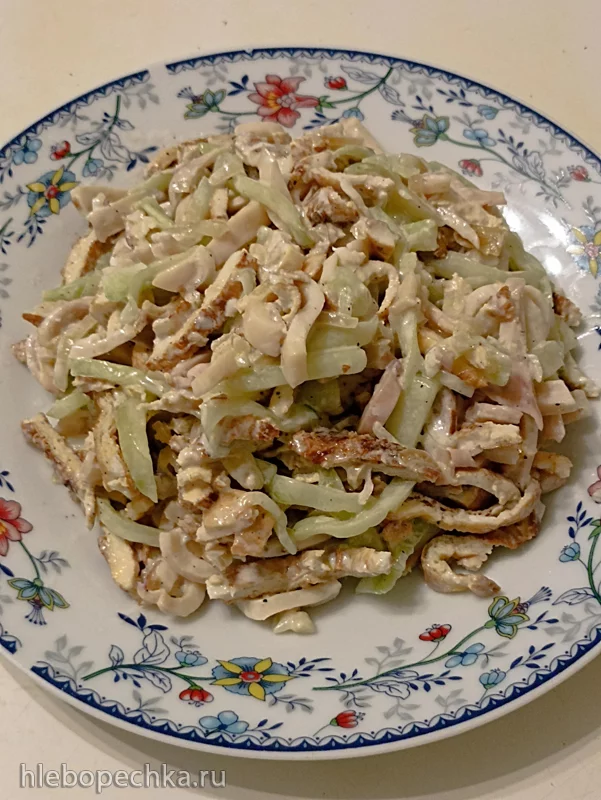 Салат с кальмарами и жареным луком