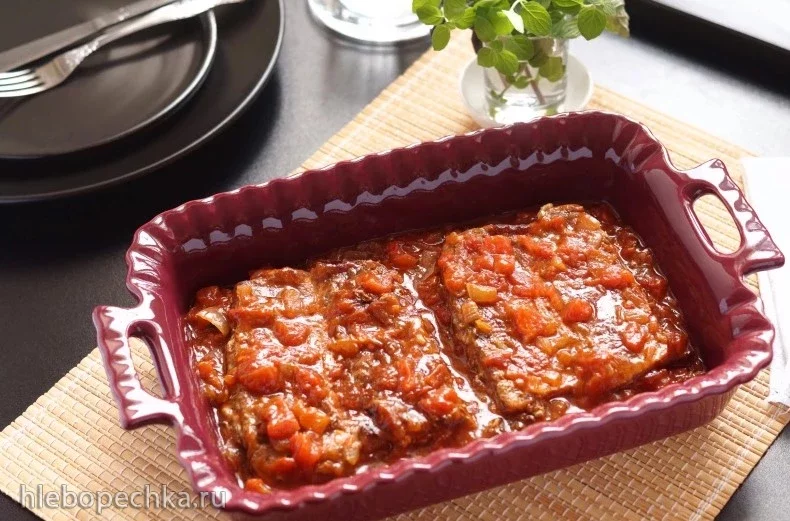 Классический швейцарский стейк в томатно-луковом соусе