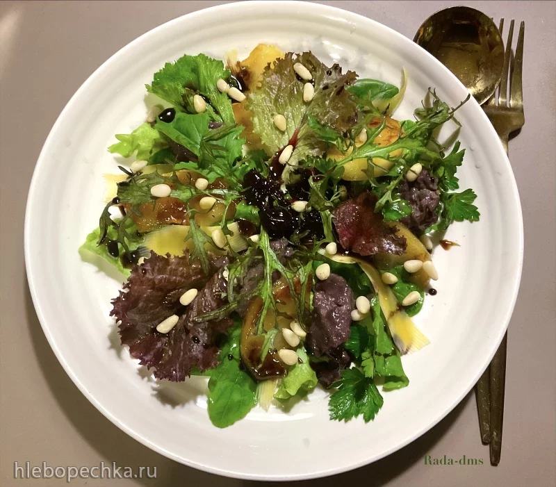 Теплый зеленый салат с припущенной в сладком вине печенью цыпленка и с карамелизированными фруктами