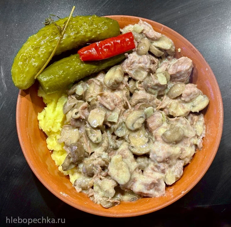Голяшка говяжья томлёная с грибами в сливках